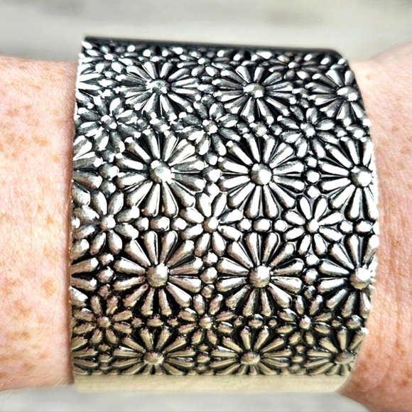 Boho Indie Dasiy Metal Cuff Bracelet - Picture 5 of 7